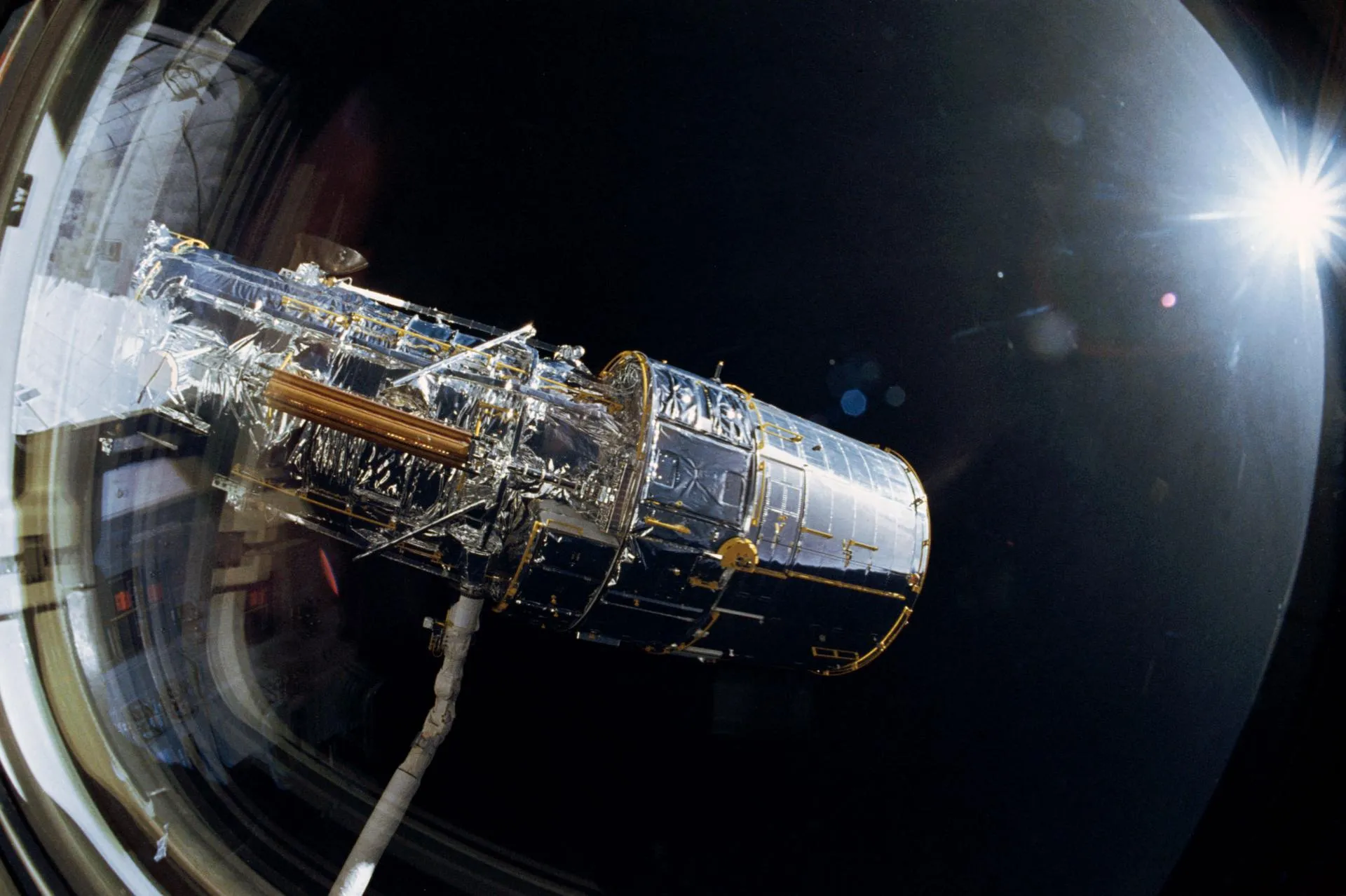 Hubble Space Telescope (STS-31)